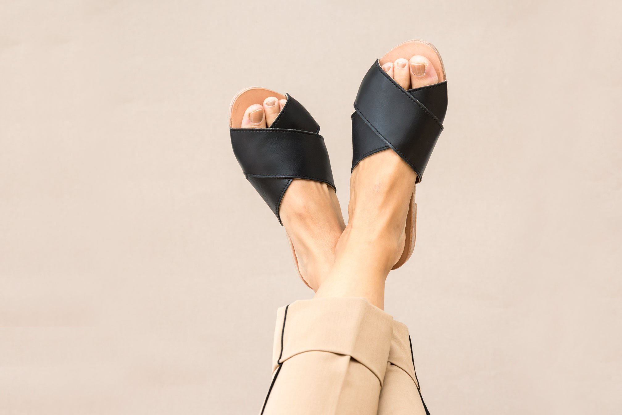 sandalias planas mujer asimetria piel vacuna handmade barcelona